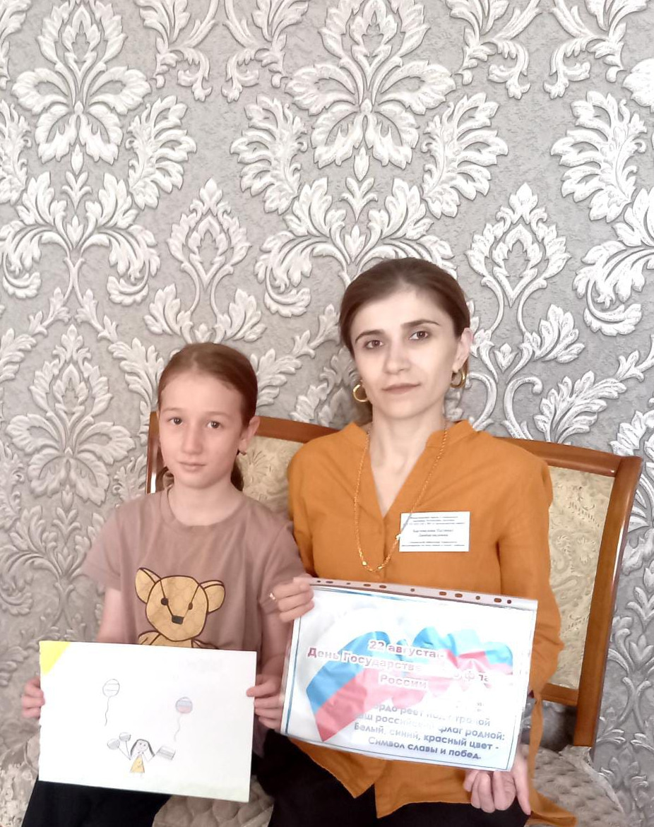 Специалист отделения социального обслуживания детей и семей с детьми Багомедова П.посетила подопечных рассказала о Дене Государственного флага